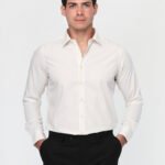 قميص كلاسيكي بقصة ضيقة ولون أوف وايت — صورة مؤقتة